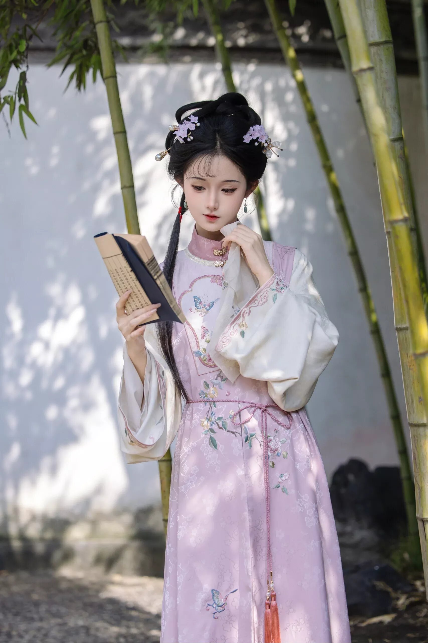 The Charm of Short-Style Cheongsam Women The Charm of Short-Style Cheongsam Women