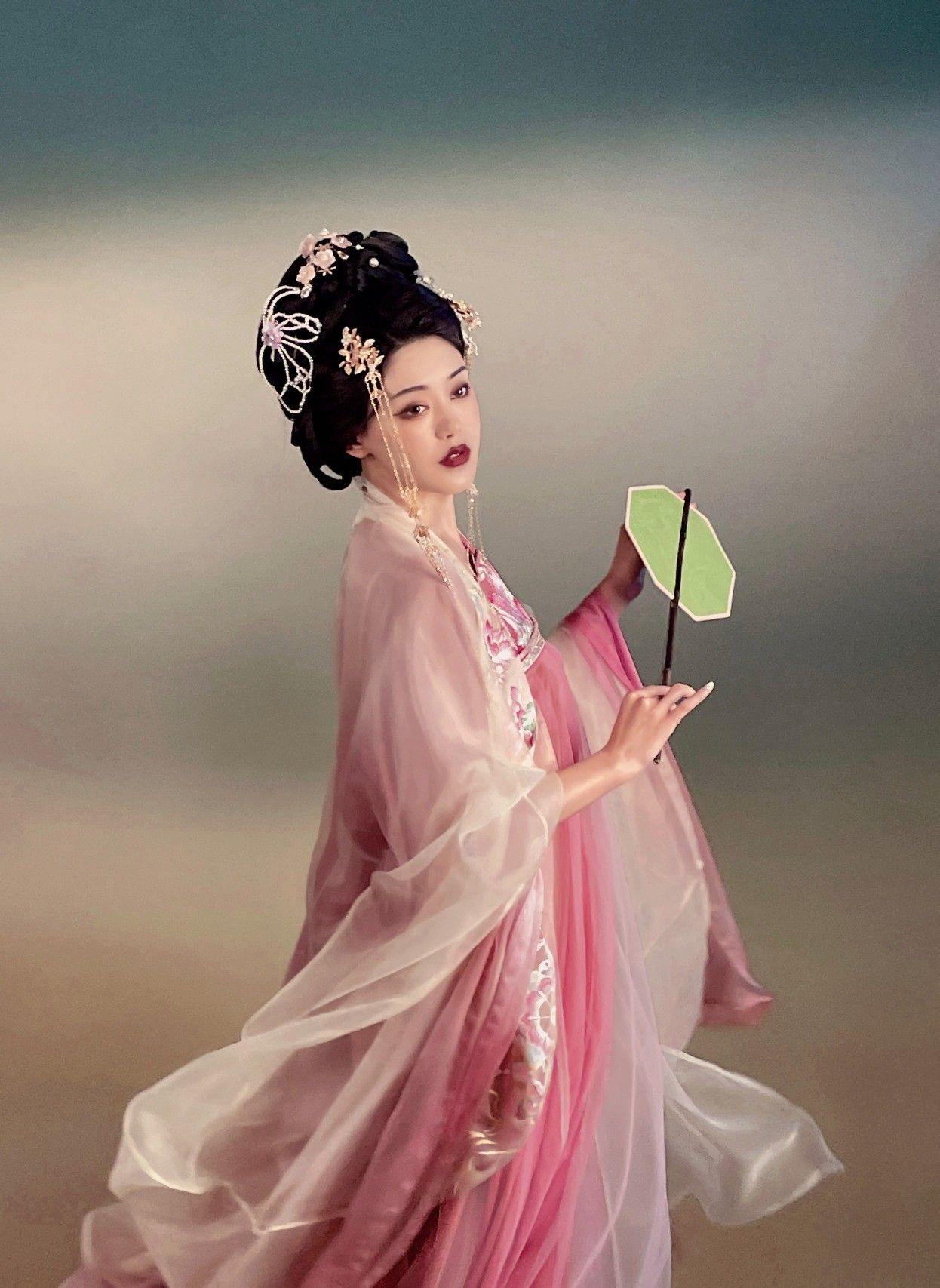 Summer Fashion for a 12-Year-Old Girl in Hanfu Traditional Chinese Clothing Summer Fashion for a 12-Year-Old Girl in Hanfu Traditional Chinese Clothing