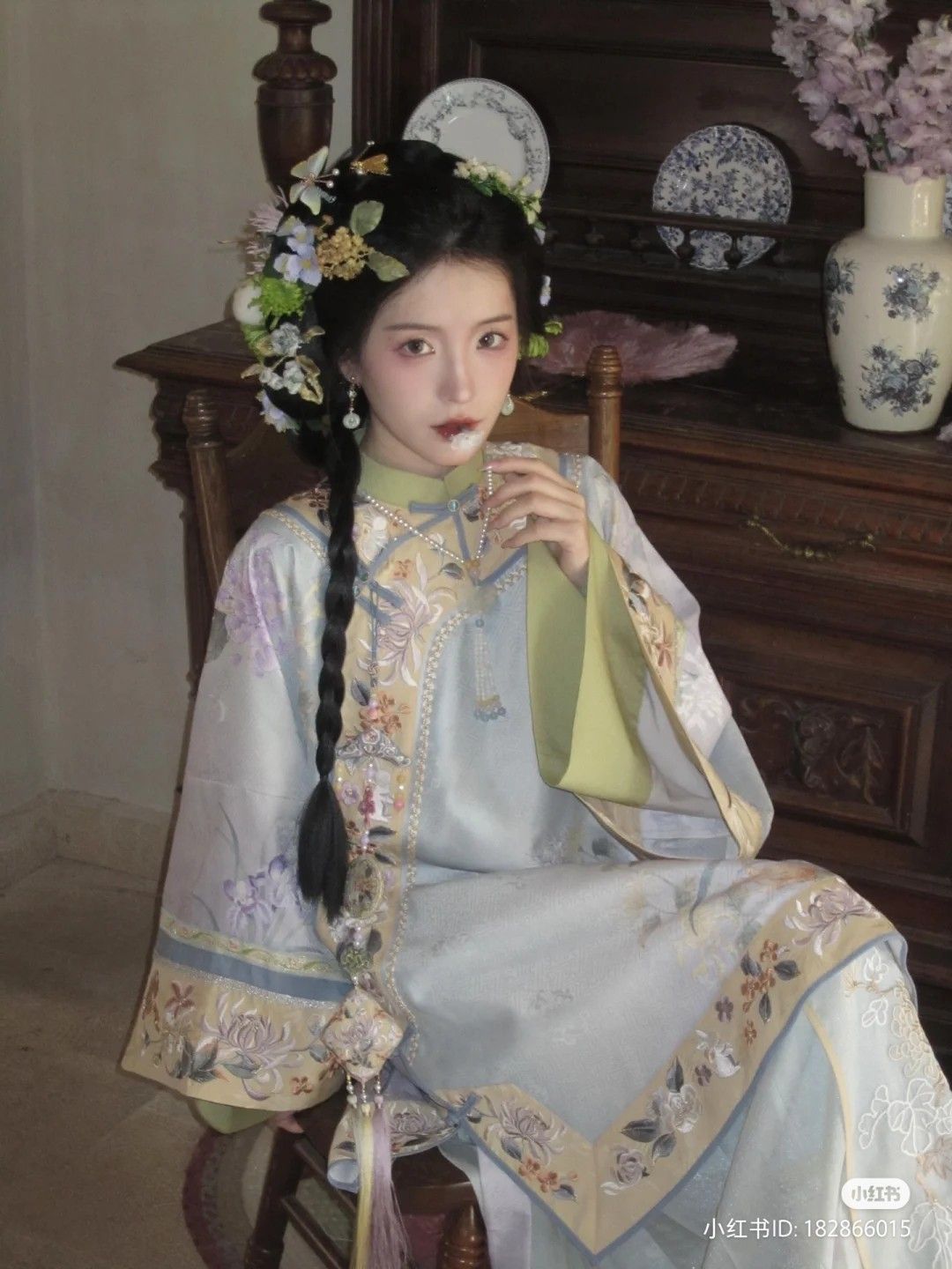 Traditional Chinese-Style Placketed Plush Blouse with Applique for Women in Hanfu Fashion Traditional Chinese-Style Placketed Plush Blouse with Applique for Women in Hanfu Fashion