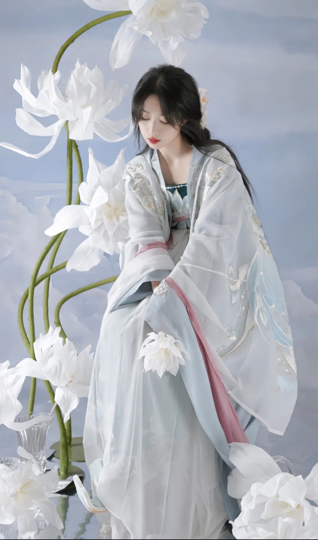 Elegant Bridal Cheongsam with a Lightweight and Delicate Toast Dress Elegant Bridal Cheongsam with a Lightweight and Delicate Toast Dress