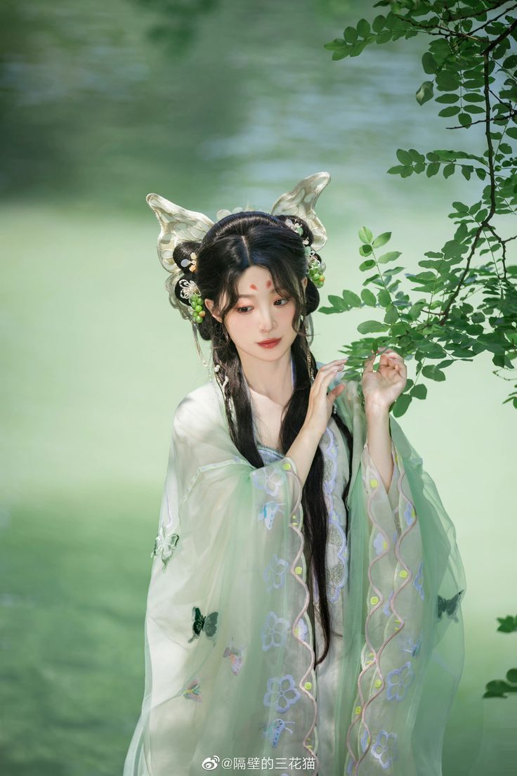 The Elegance of Horseface Skirt,Blouse with Standing Collar and Horsebit Accessories The Elegance of Horseface Skirt,Blouse with Standing Collar and Horsebit Accessories