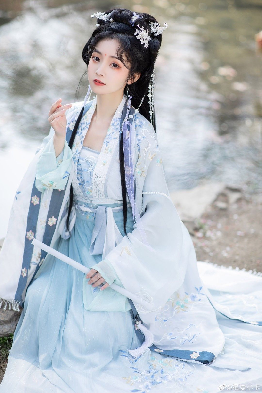 The Enchanting Beauty of Zixia Fairy in Traditional Hanfu Jewelry with a Purple Amethyst Glow The Enchanting Beauty of Zixia Fairy in Traditional Hanfu Jewelry with a Purple Amethyst Glow
