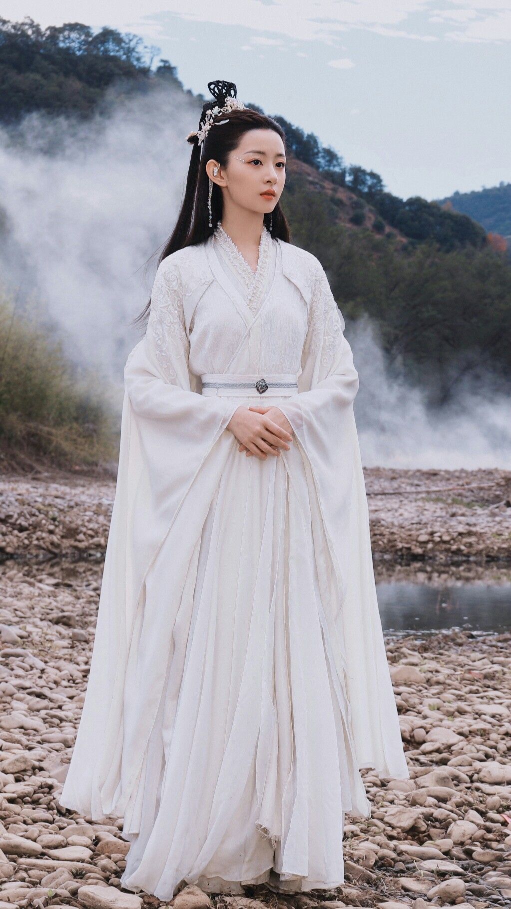 Winter Hairstyles for Girl Children in Traditional Hanfu Costumes