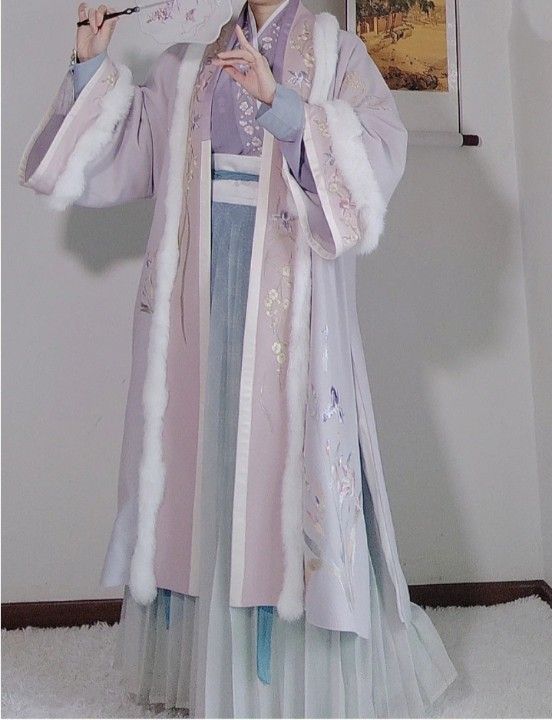 Embracing Modern Elegance:The Evolution of Traditional Cheongsam into Modern Neo-Chinese Vogue Embracing Modern Elegance:The Evolution of Traditional Cheongsam into Modern Neo-Chinese Vogue