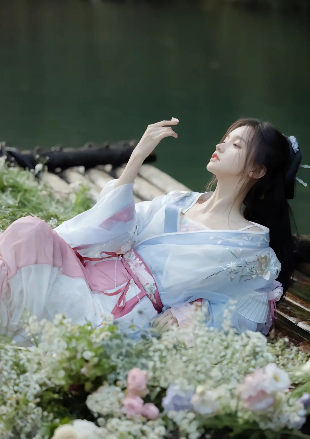 Everyday Fashion for a Hanfu-Wearing Woman Everyday Fashion for a Hanfu-Wearing Woman
