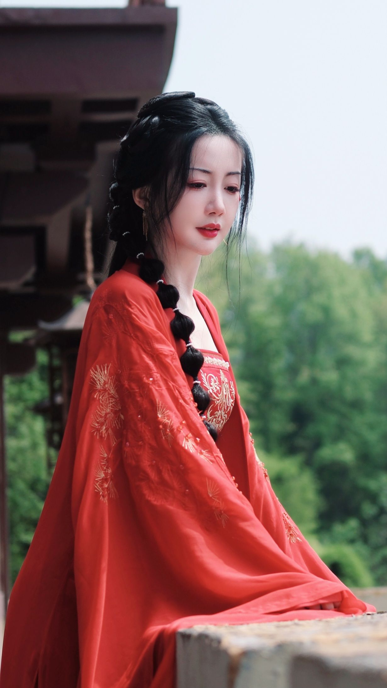 Displaying Traditional Chinese Clothing on Fashionable Showcases Displaying Traditional Chinese Clothing on Fashionable Showcases