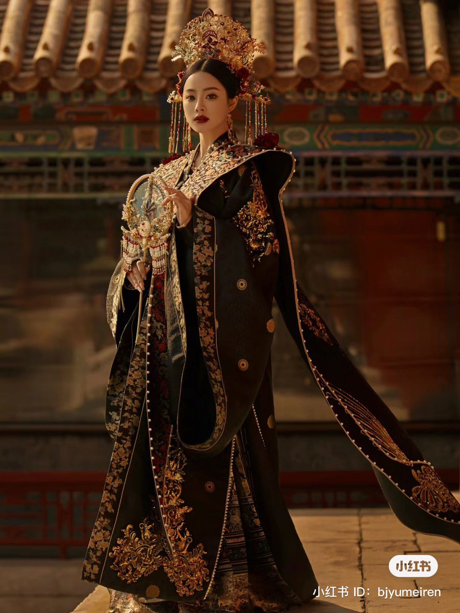 The Elegance of Cheongsam with双侧开叉 Design The Elegance of Cheongsam with双侧开叉 Design