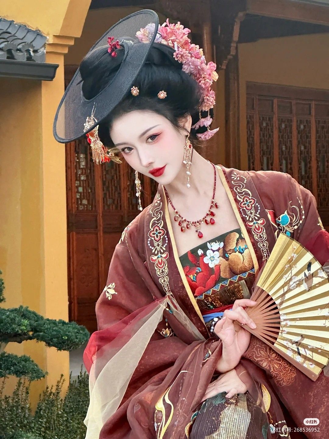 Childrens New Year Horseface Skirt Set:A Traditional Celebration in Fashion Childrens New Year Horseface Skirt Set:A Traditional Celebration in Fashion