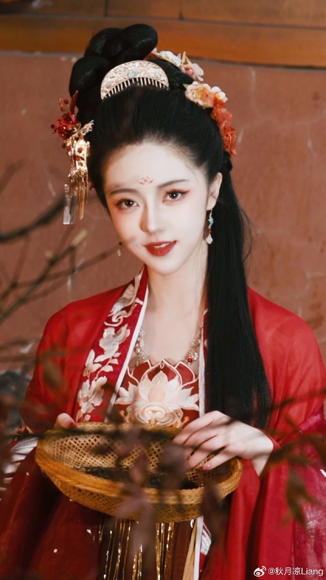 Wine Red Cheongsam:The Elegance of a Mid-Length Style Wine Red Cheongsam:The Elegance of a Mid-Length Style