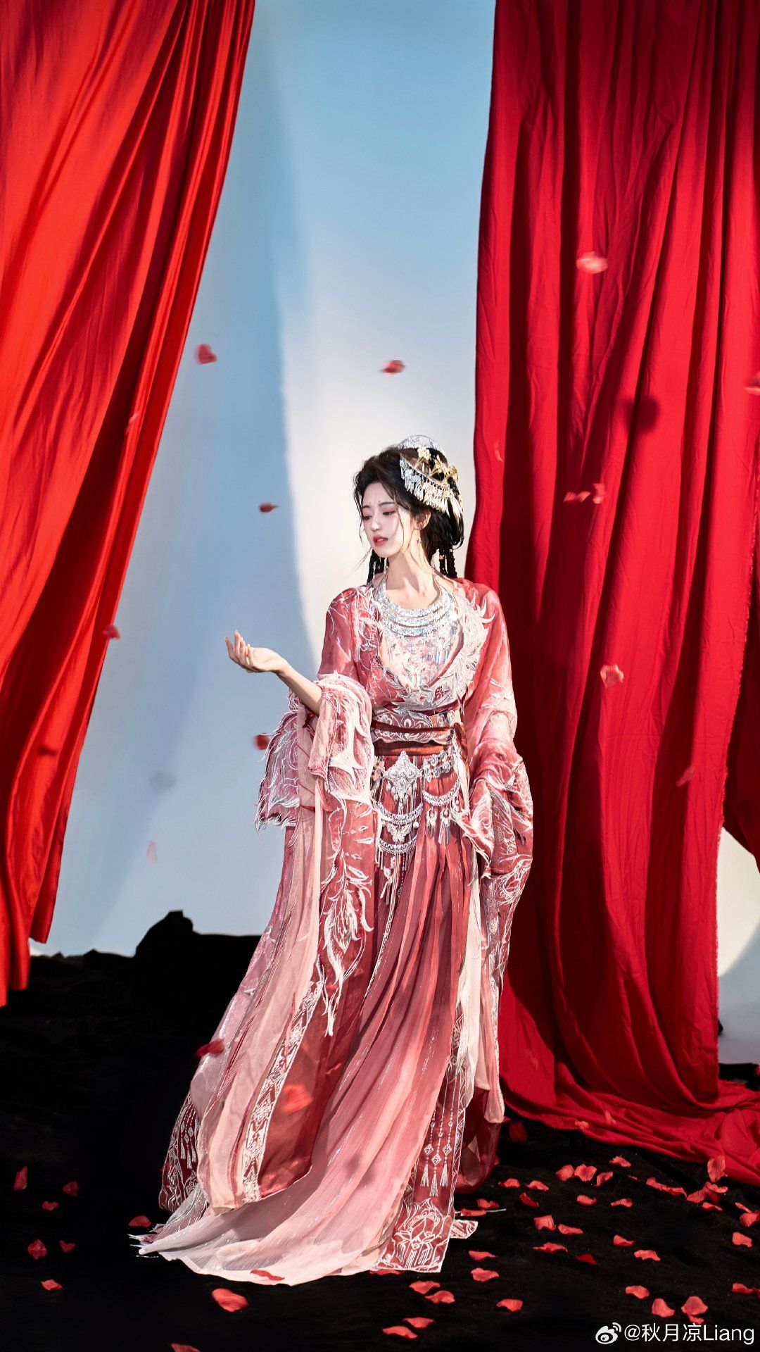 Cháng in Hanfu:The Enchanting Tale of a Nine-Tailed Fox Cháng in Hanfu:The Enchanting Tale of a Nine-Tailed Fox