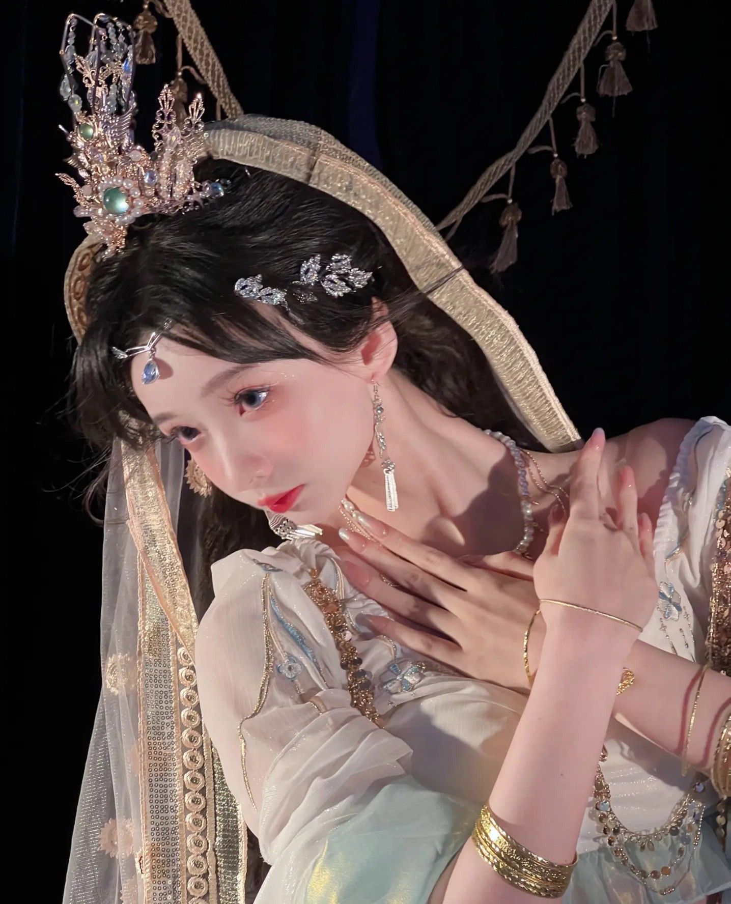 Enhancing the Warmth of Traditional Hanfu Clothes:The Thickness of the Cross-Over Collar Blouse Enhancing the Warmth of Traditional Hanfu Clothes:The Thickness of the Cross-Over Collar Blouse