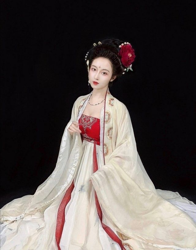 The Splendor of Hanfu Women in the Jin-Wei and Southern-Northern Dynasties:A Journey Through Time The Splendor of Hanfu Women in the Jin-Wei and Southern-Northern Dynasties:A Journey Through Time