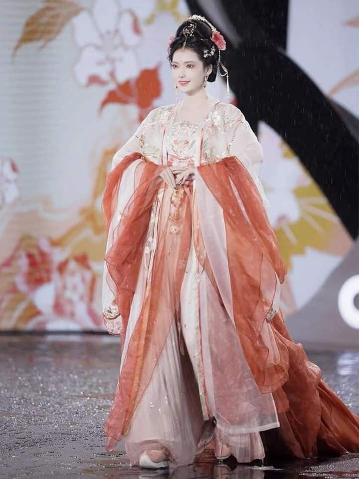 The Splendid Beauty of Guangxiu Hanfu with the Waist-Length Robes The Splendid Beauty of Guangxiu Hanfu with the Waist-Length Robes