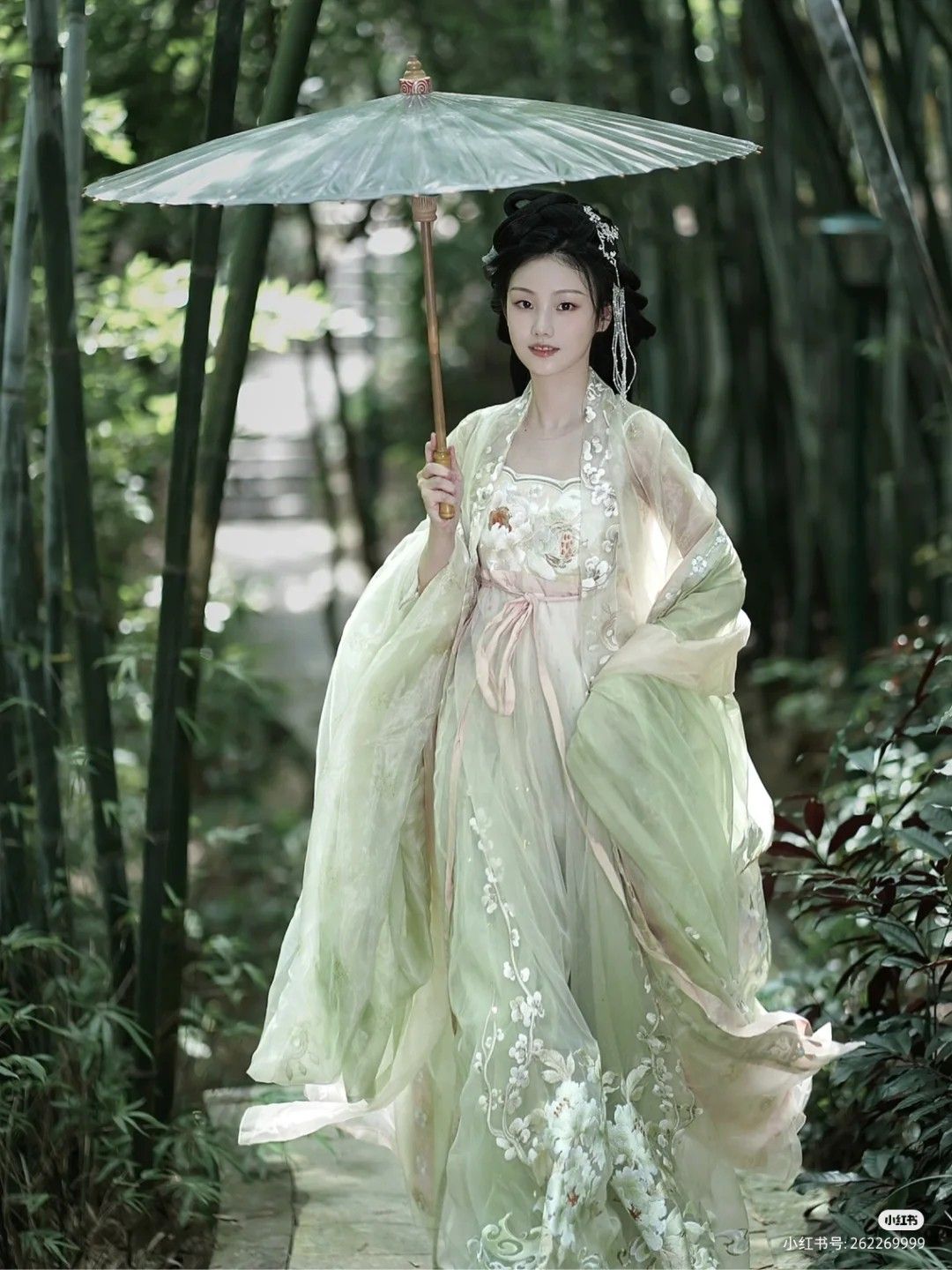 Enchanting and Dominating Women in Ancient Hanfu Costumes:A Journey into the Realm of Immortality Enchanting and Dominating Women in Ancient Hanfu Costumes:A Journey into the Realm of Immortality
