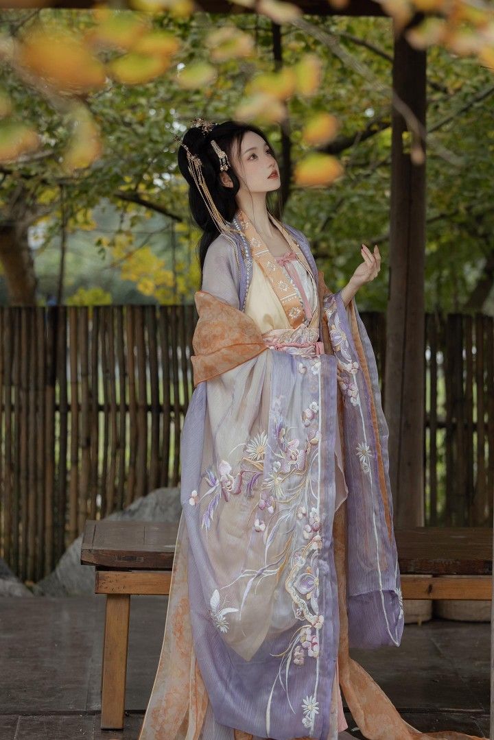 Hans in Bloom:The Enchanting Beauty of Hanfu Fashion from Hans Shang Hualian Hans in Bloom:The Enchanting Beauty of Hanfu Fashion from Hans Shang Hualian