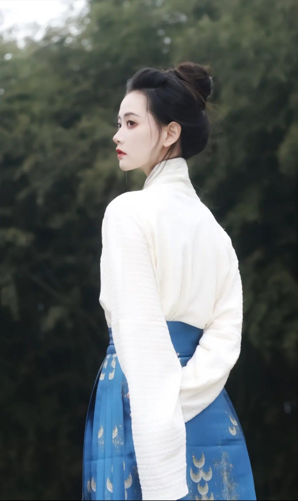 The Splendor of Blue Hanfu Yunjian:A Journey into Traditional Chinese Elegance