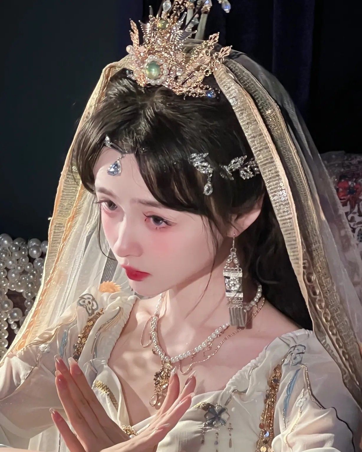 The Otherworldly Beauty of Hanfu:Red Zhaozhaos Wish The Otherworldly Beauty of Hanfu:Red Zhaozhaos Wish