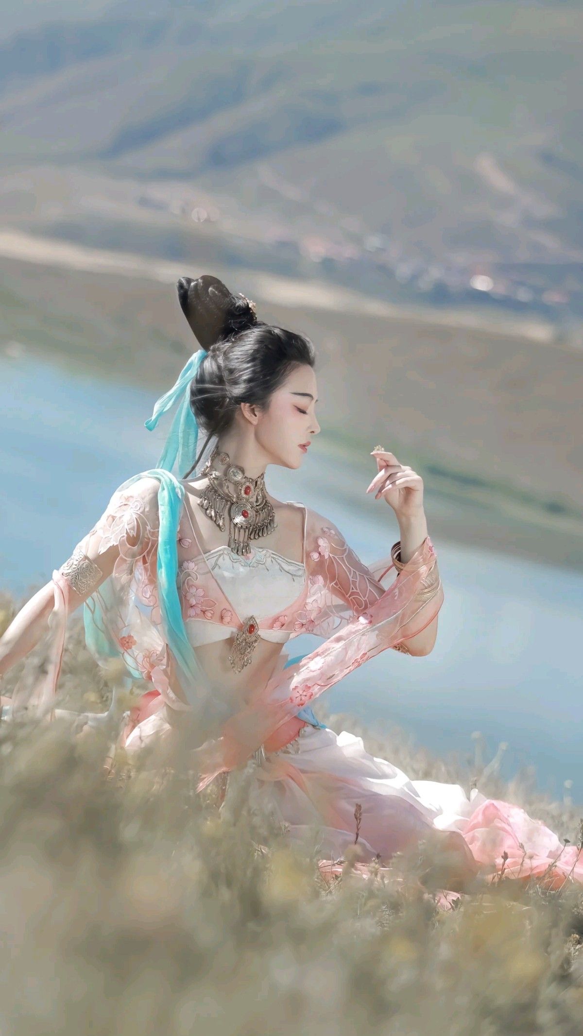 River and Mountain Elegance:The Glasslike Splendor of Hanfu in the Style of Shanhe Ling River and Mountain Elegance:The Glasslike Splendor of Hanfu in the Style of Shanhe Ling