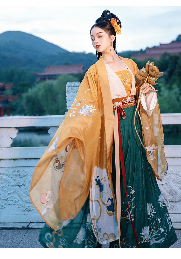 Chinese-Style Cheongsam in a Two-Piece Set Chinese-Style Cheongsam in a Two-Piece Set