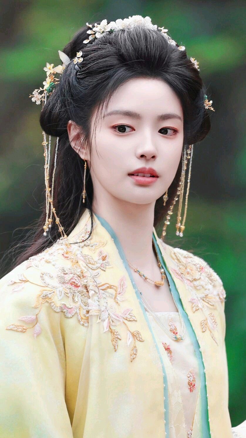 The Elegance of Green Autumn and Winter Coats with a Horseface Skirt The Elegance of Green Autumn and Winter Coats with a Horseface Skirt