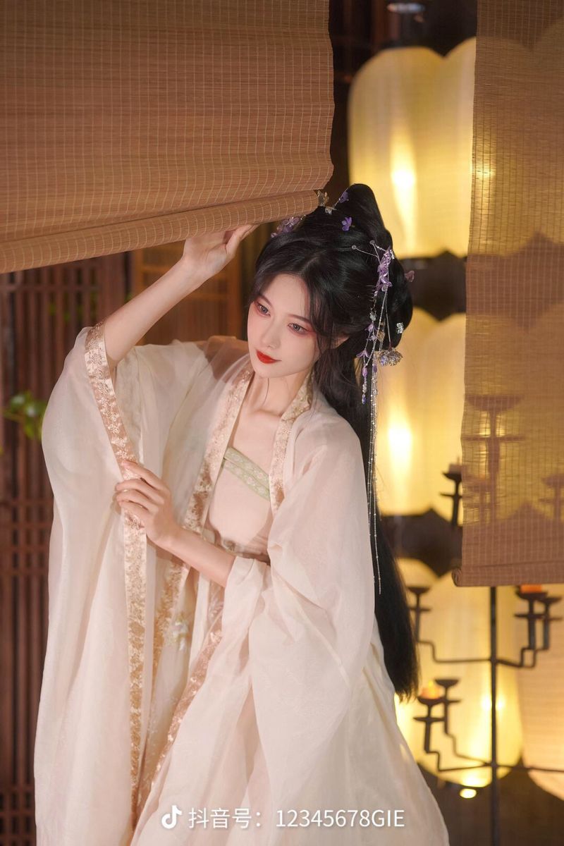 The Revival of Hanfu:The Elegance of the Chinese Traditional Aozhao 汉服袄子的复兴,中国传统服饰的优雅) The Revival of Hanfu:The Elegance of the Chinese Traditional Aozhao 汉服袄子的复兴,中国传统服饰的优雅)