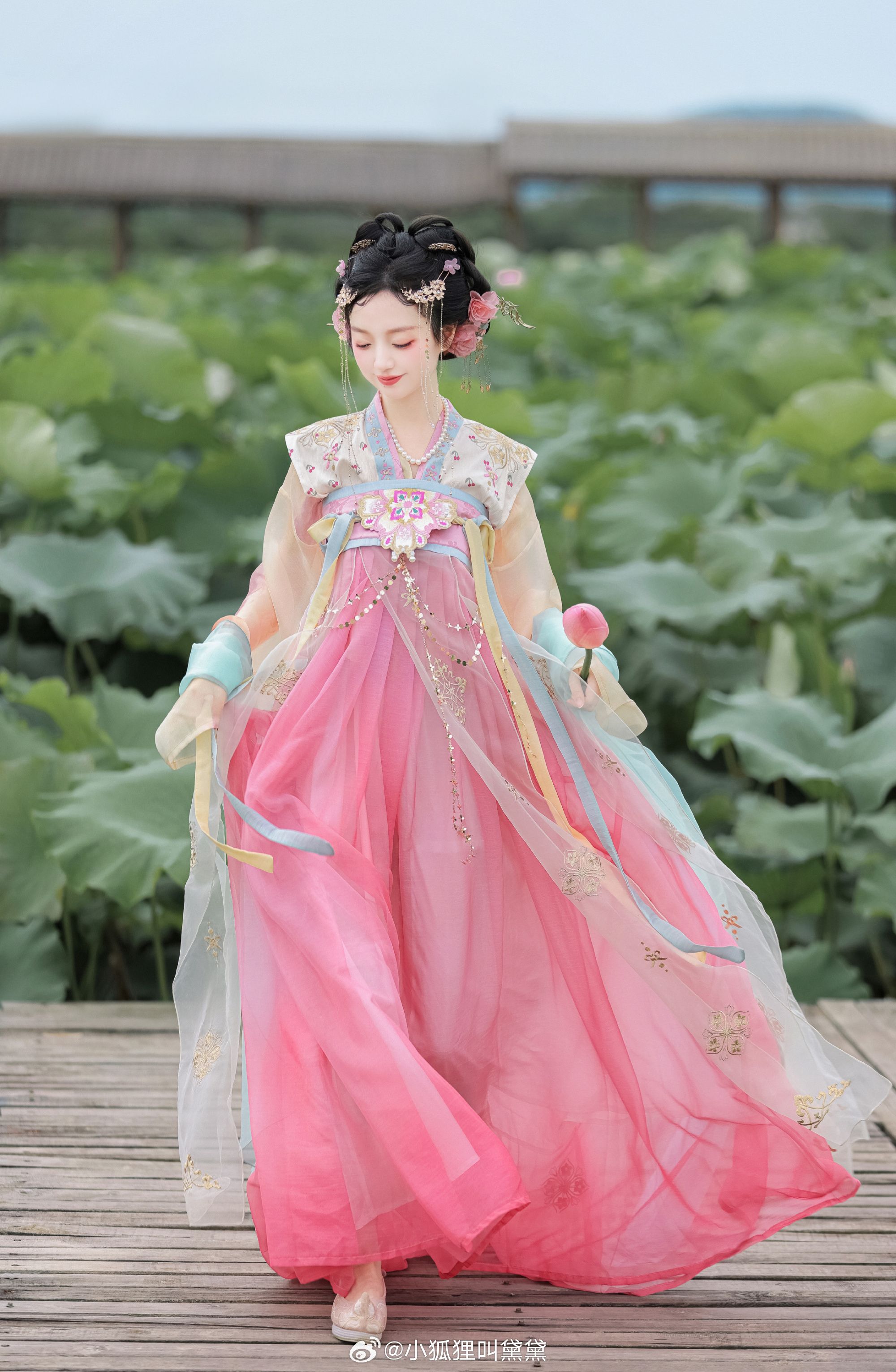 Embracing Warmth through a Smile:The Art of Embroidery Qipao Embracing Warmth through a Smile:The Art of Embroidery Qipao