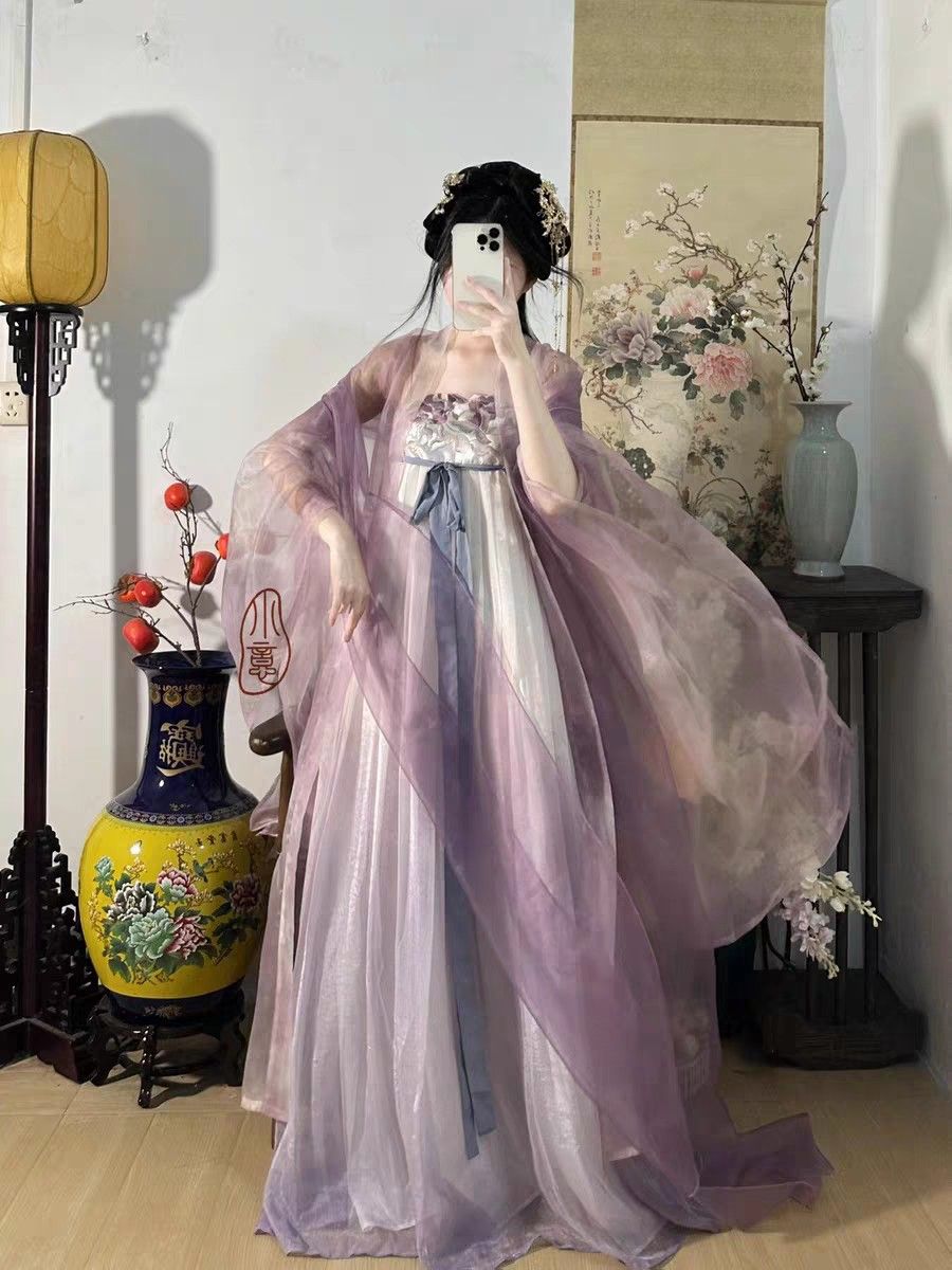 The Art of Matchmaking:Hanfu and its Shoes The Art of Matchmaking:Hanfu and its Shoes