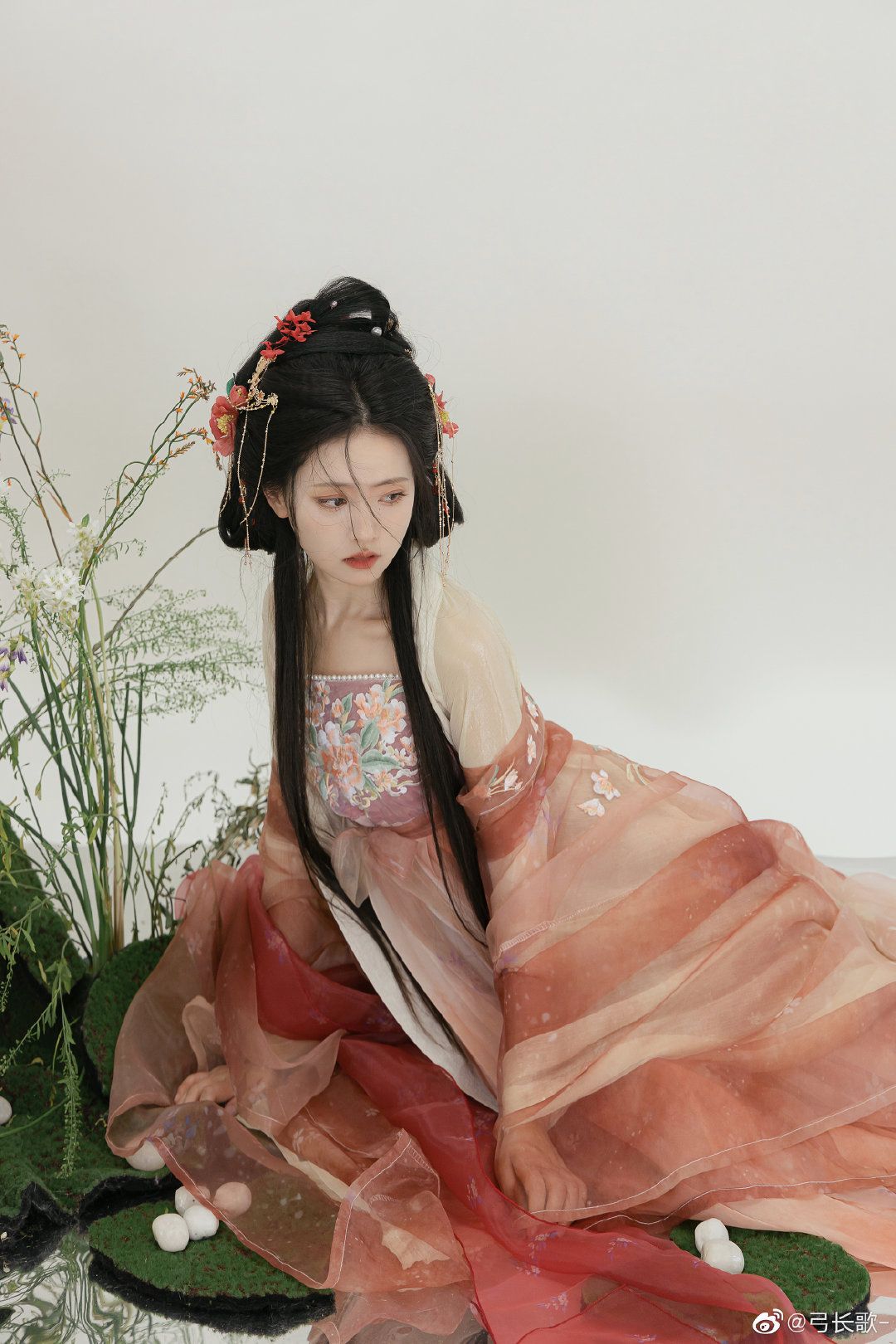 A Girls Guide to Traditional Chinese New Years Outfits:The Charm of Hanfu Dress and Skirt A Girls Guide to Traditional Chinese New Years Outfits:The Charm of Hanfu Dress and Skirt