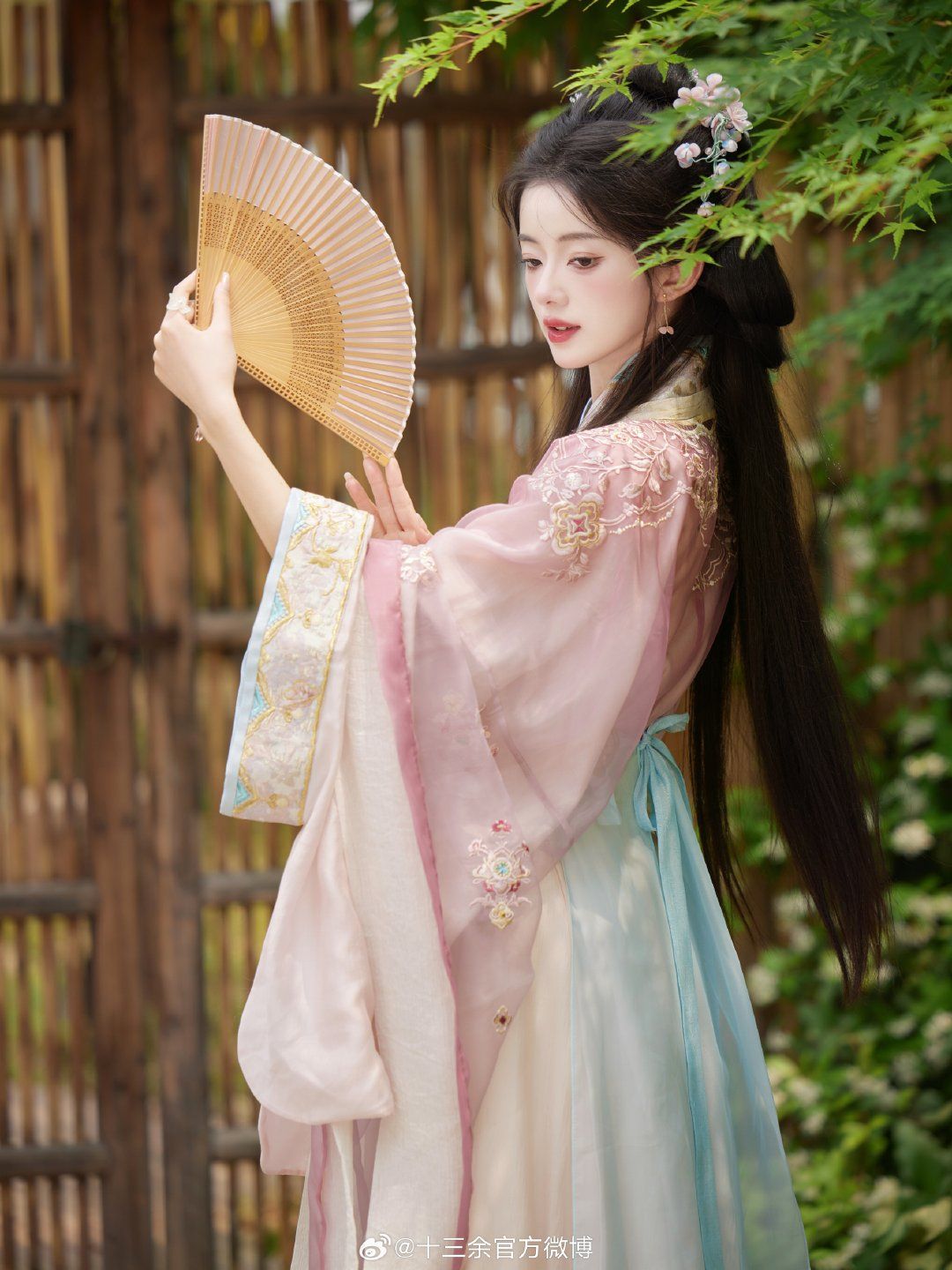 The Enchantment of a Golden Black Horseface Skirt The Enchantment of a Golden Black Horseface Skirt