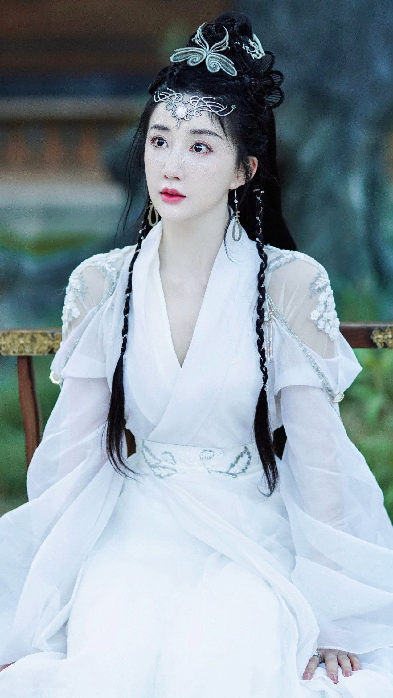 Dancing in a Fairy Tale:The Enchantment of Hanfu Costumes Dancing in a Fairy Tale:The Enchantment of Hanfu Costumes
