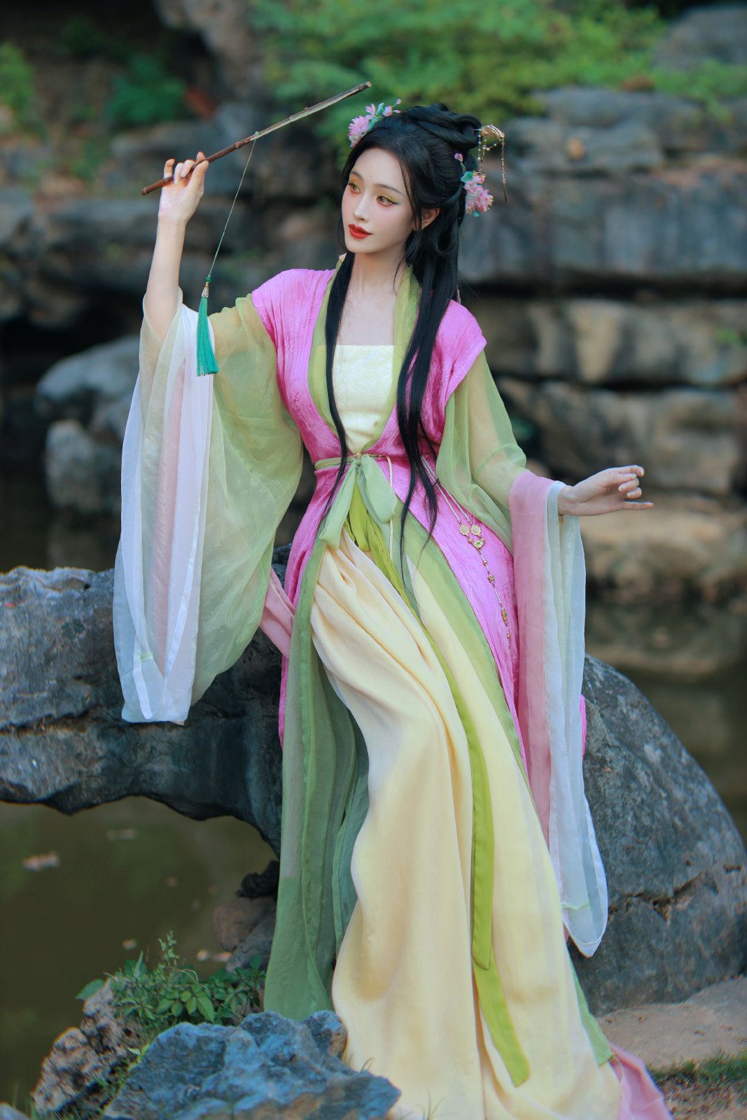 A Summer Elegance in White Cheongsam with a Shawl A Summer Elegance in White Cheongsam with a Shawl