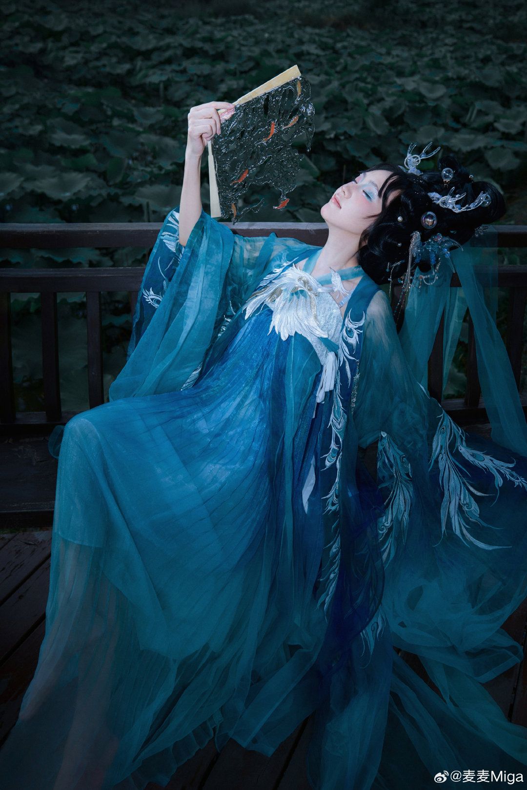 Embracing Tradition:A Womans Cheongsam Suit Embracing Tradition:A Womans Cheongsam Suit