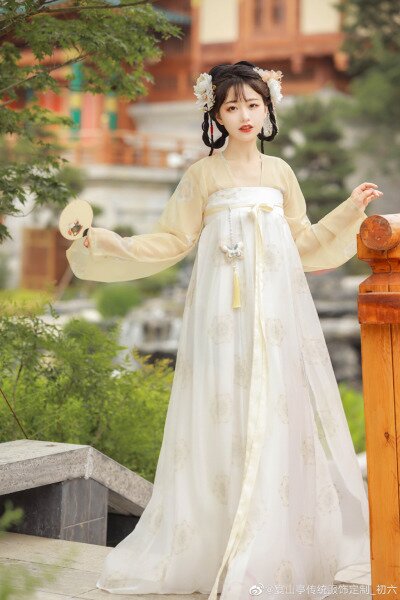 Embracing Modernity in Traditional Charm:The Evolution of Xiangyunsha Qipao into Youthful Fashion Embracing Modernity in Traditional Charm:The Evolution of Xiangyunsha Qipao into Youthful Fashion