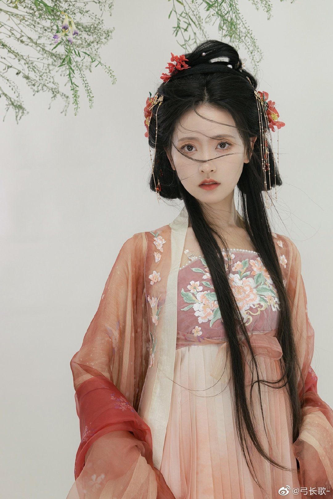 The Enchanting Duality of a Fish-tailed Hanfu Beauty The Enchanting Duality of a Fish-tailed Hanfu Beauty