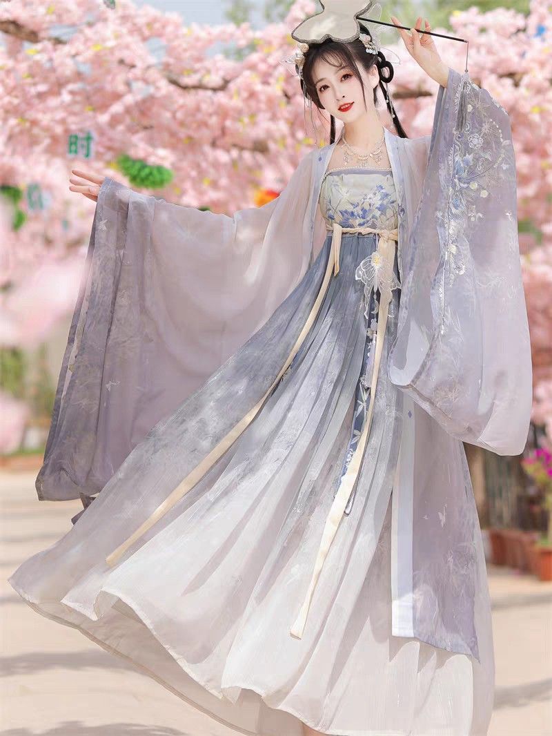 The Charm of Short-Sleeve Cheongsam for Summer