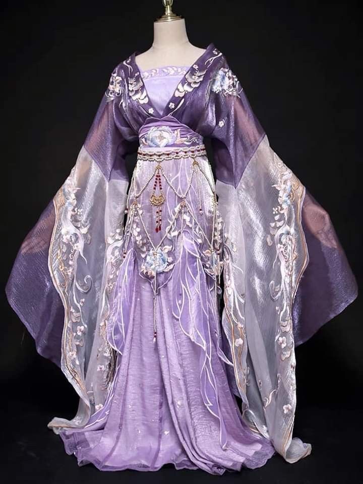 The Splendor of the Hanfu Empress:The Magnificent Train of Her Robes The Splendor of the Hanfu Empress:The Magnificent Train of Her Robes