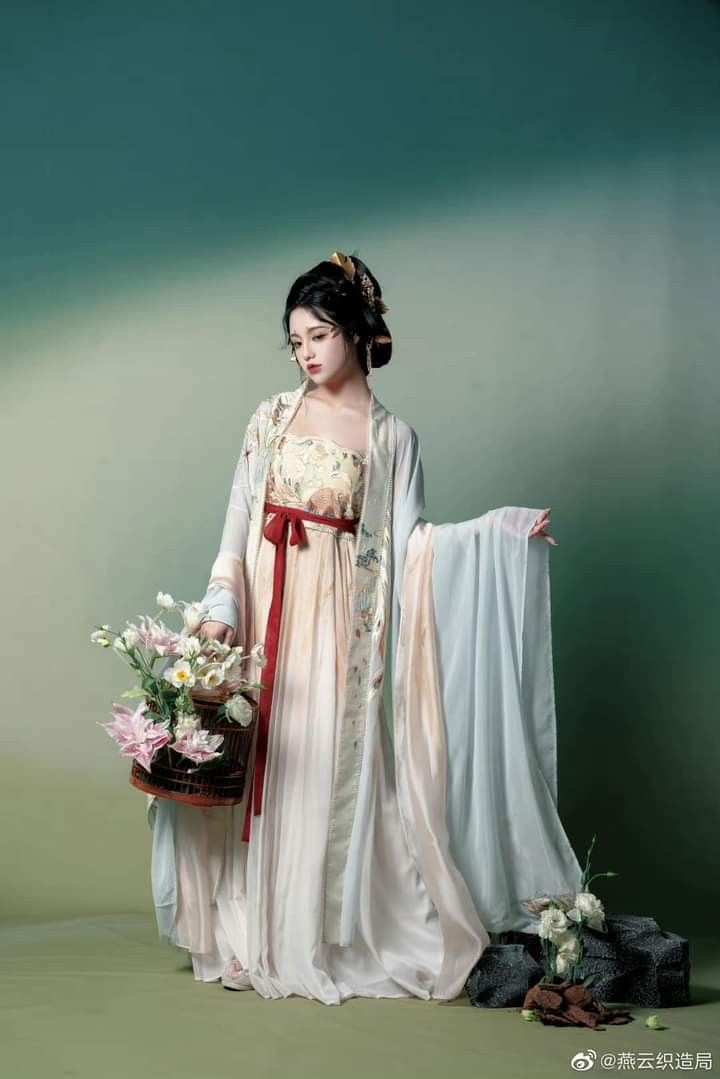 Children in Hanfu Robe Skirts:A Glimpse into Traditional Chinese Elegance