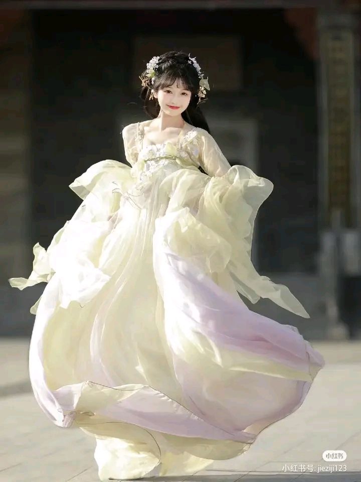 Enhancing the Warmth of Traditional Hanfu Clothes:The Thickness of the Cross-Collared Blouse Enhancing the Warmth of Traditional Hanfu Clothes:The Thickness of the Cross-Collared Blouse